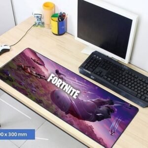 Tapete gamer  de tamaño mediano. 80x30 cm con el tema de Fortnite.
